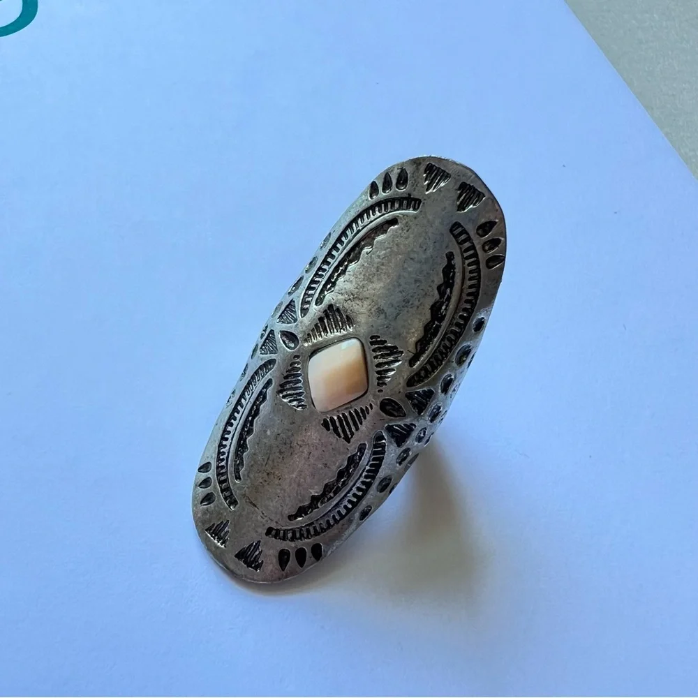 Handcrafted Silver-Tone Oval Gothic Navajo Statement Shield Ring Cream Stone‎